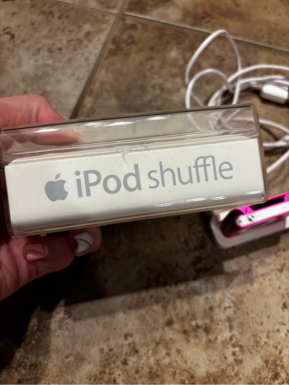 Apple iPod shuffle Pink with White Dock and Cable - Picture 3 of 5